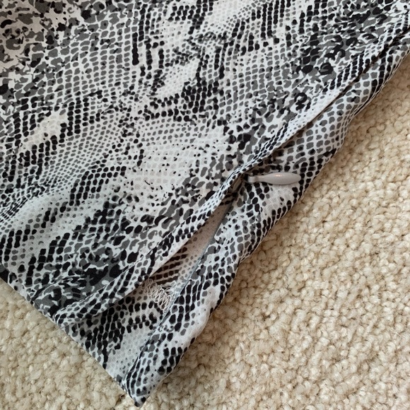 Joe’s Jeans Silk Python Print Tapered Pull On Ankle Zip Pant Size S like NWOT - Picture 4 of 7